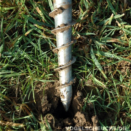 Nahaufnahme des Schraubgewindes im Rasenboden