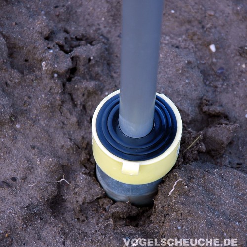 Nahaufnahme des flexiblen Verschlussrings mit eingesetzter Stange, Sandboden