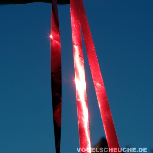 Die silber-rot glitzernden, flatternden Streifenschwänze an der Unterseite des Ballons imitieren im Sonnenlicht Flammen.