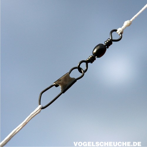 Nahaufnahme von Wirbel und Karabiner an der Flugleine, Himmelshintergrund
