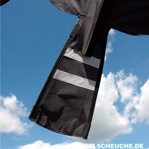 Nahaufnahme der Schwanzfedern mit reflektierenden Streifen