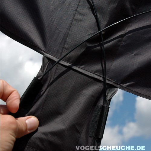 Nahaufnahme der Naht-Verstaerkung, eine Hand prueft die Verarbeitung