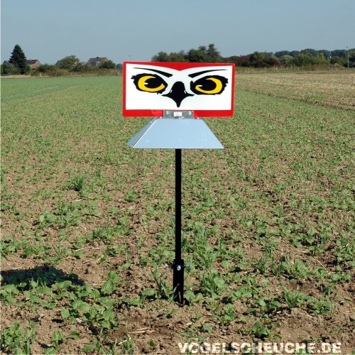 Der montierte Rotor HABICHTAUGE steht auf dem Bodenanker mitten auf einem Feld.
