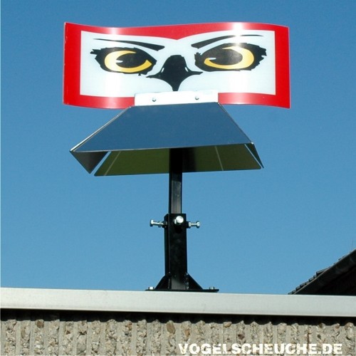 Der montierte Rotor HABICHTAUGE steht auf einem Standfuß auf einem Flachdach gegen blauen Himmel.