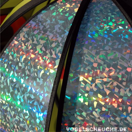 Nahaufnahme der reflektierenden Hologrammfolie einer Turbinenlamelle mit prismatischem Regenbogenglanz.