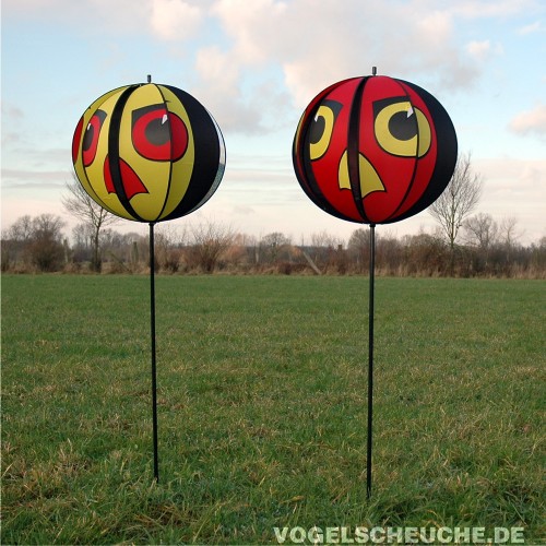 Die gelbe und die rote Farbvariante des Windrotors TURBINE nebeneinander auf einem winterlichen Feld.