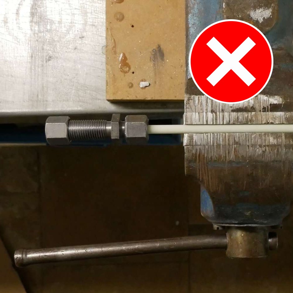 Glasfiber-Spitze zusammenschrauben – Schraubstock (falsch)