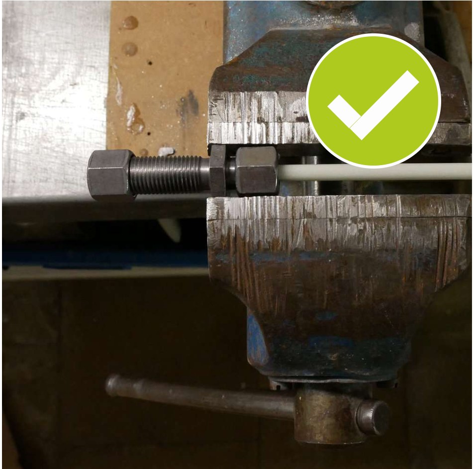 Glasfiber-Spitze zusammenschrauben – Schraubstock (richtig)