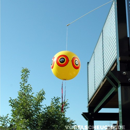 Der Vogelscheuch-Ballon hängt an einer Stange vom Balkongeländer und schützt Terrasse und Balkon vor Tauben.