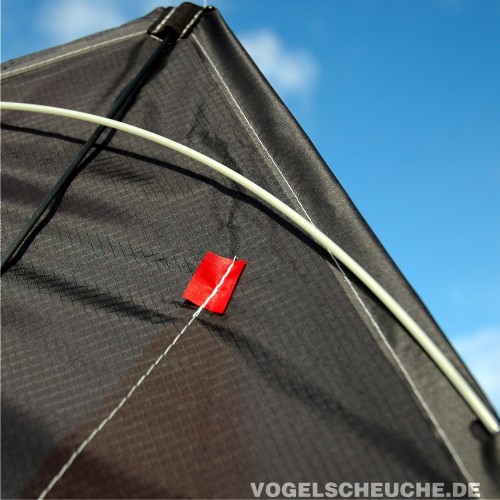 Nahaufnahme der glasfaserverstärkten Spreize und der Segelverstärkung des Vogelscheuchdrachens.