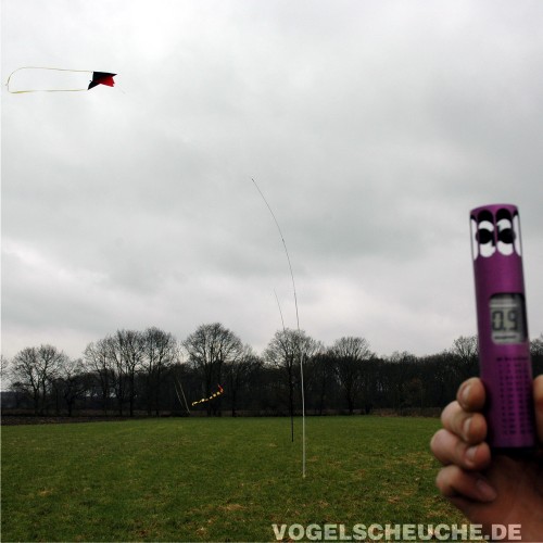 Der Vogelscheuchdrachen fliegt bereits bei knapp 1 m/s Wind, gemessen mit dem Handanemometer im Vordergrund.