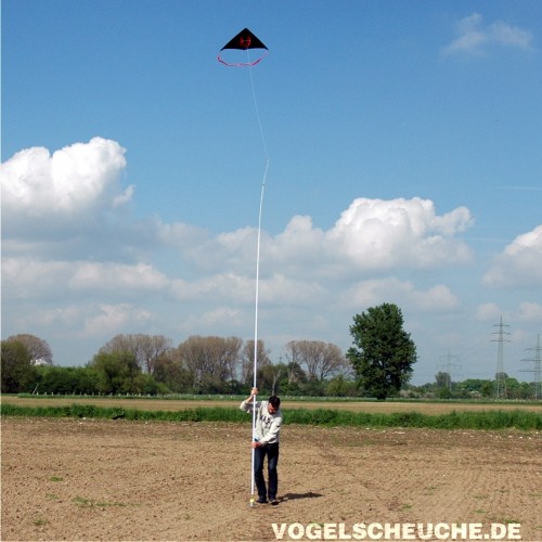 Das STARTER-System im Einsatz auf einem Acker: die rund 11 m hohe Rute hält den Drachen auf Wirkungshöhe.